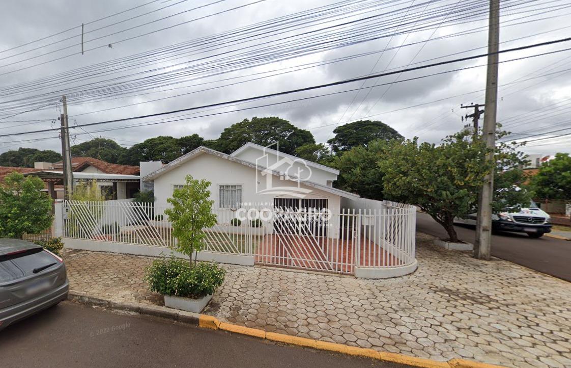 Casa à venda no Jardim Gisela - Toledo - PR. De esquina com tr...