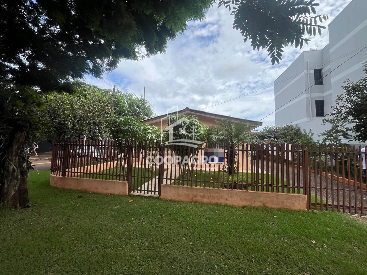 Casa de esquina, com amplo terreno à venda no Jardim Coopagro,...