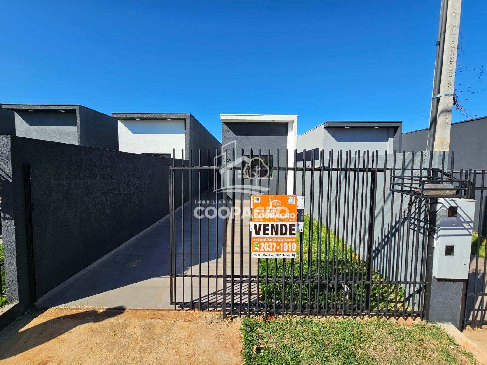Casa localizada no Jardim Coopagro - Toledo - PR. Com duas vag...