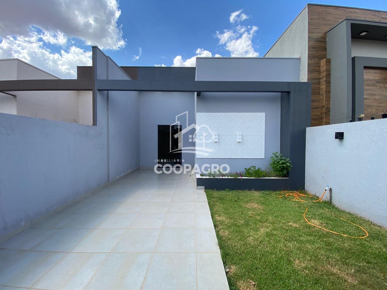 Casa à venda, pé direto alto, piso de porcelanato,box nos banh...