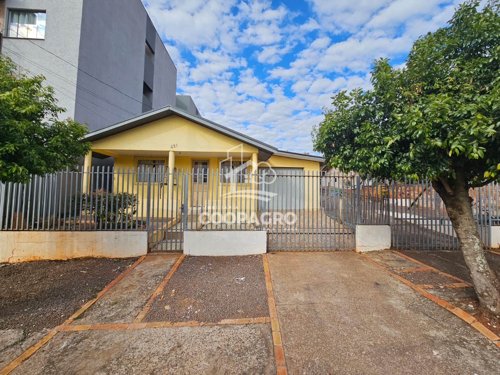 Três casas, com terreno de 800 m2, localizado na Vila Operária...