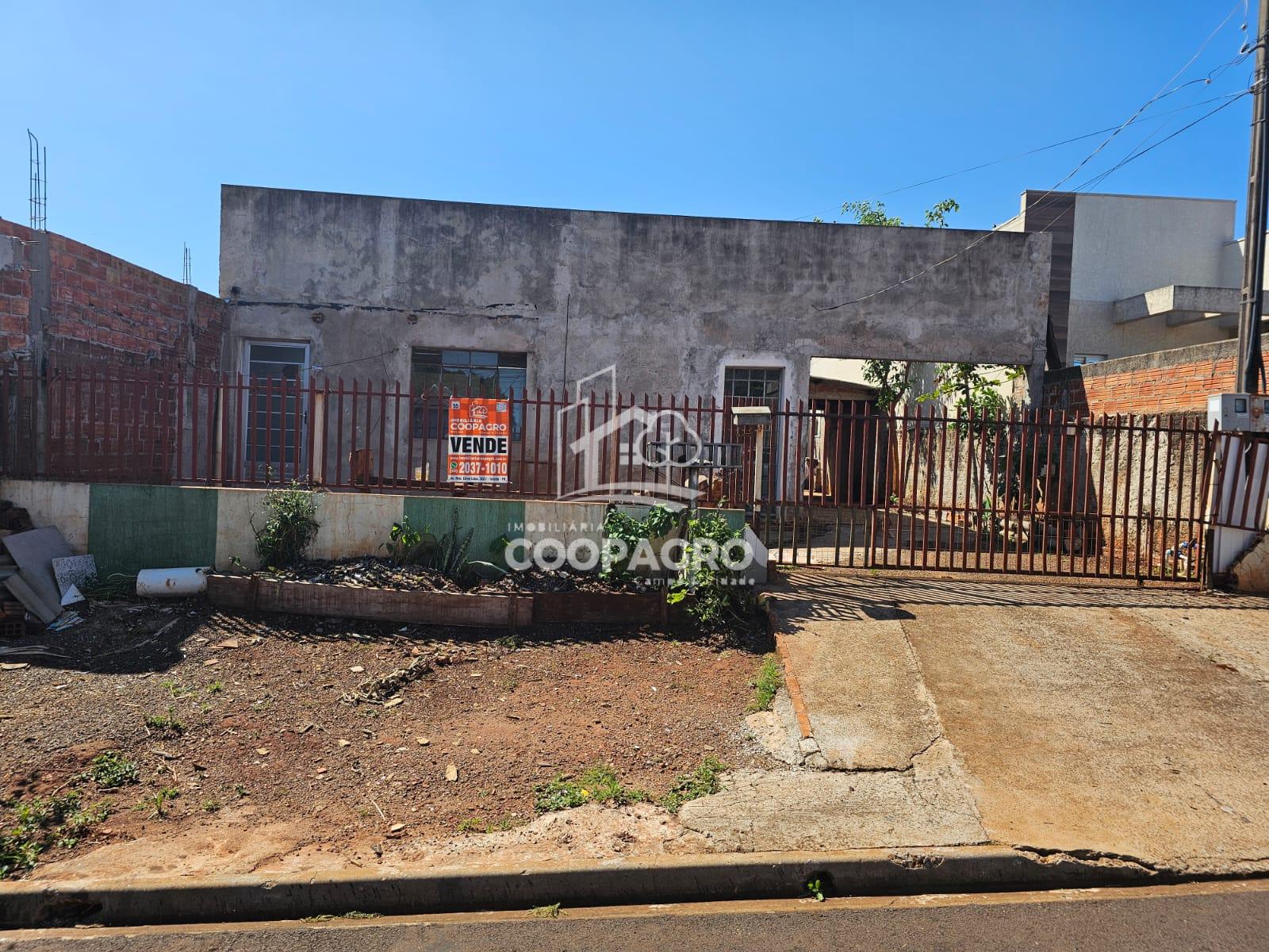 Casa à venda localizada no Jardim Coopagro em Toledo - PR