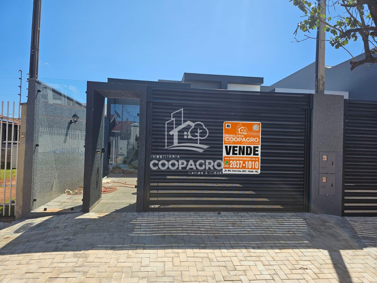 Casa com três dormitórios, localizada no Tocontins - Toledo - PR.