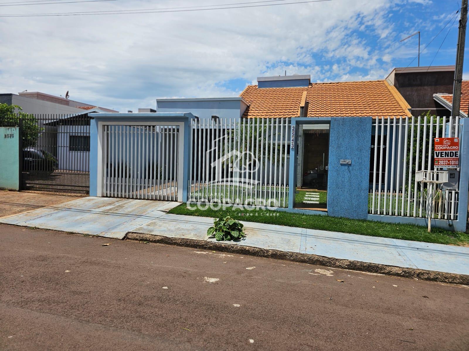 Casa, sozinha em terreno, no Jardim Coopagro, Toledo - PR