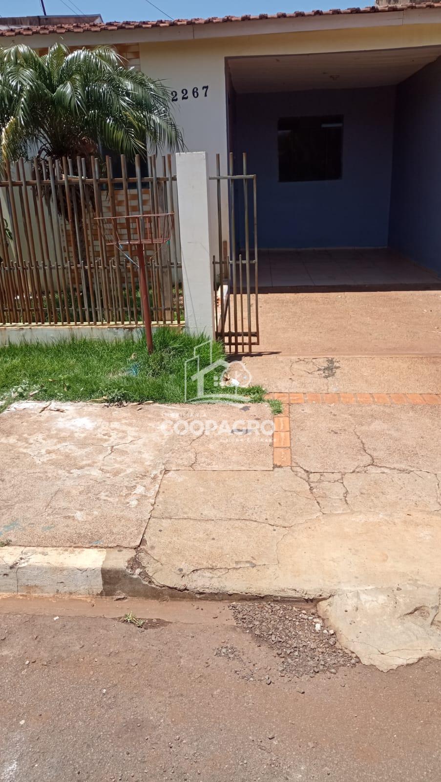 Casa localizada no Jardim Coopagro - Toledo - PR. Com sobra de...