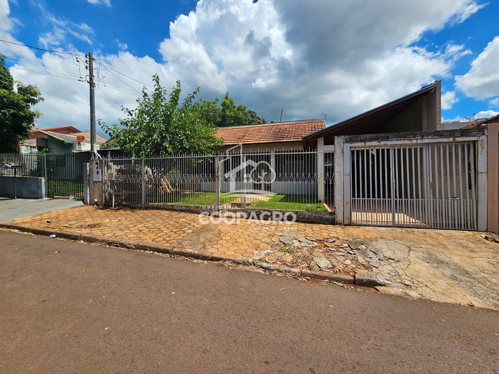 Casa sozinha no terreno, na Vila Pioneiro - Toledo - PR