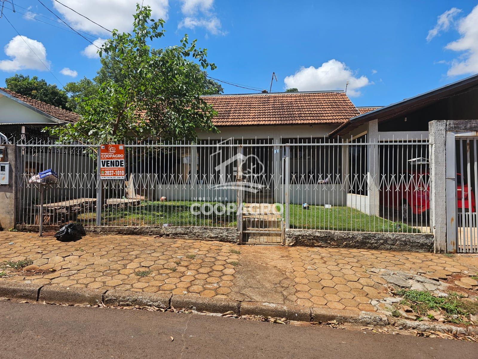Casa sozinha no terreno, na Vila Pioneiro - Toledo - PR