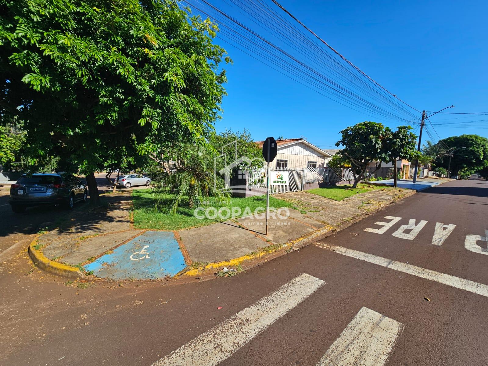 Casa de esquina, ? venda na Vila Industrial - Toledo - PR.