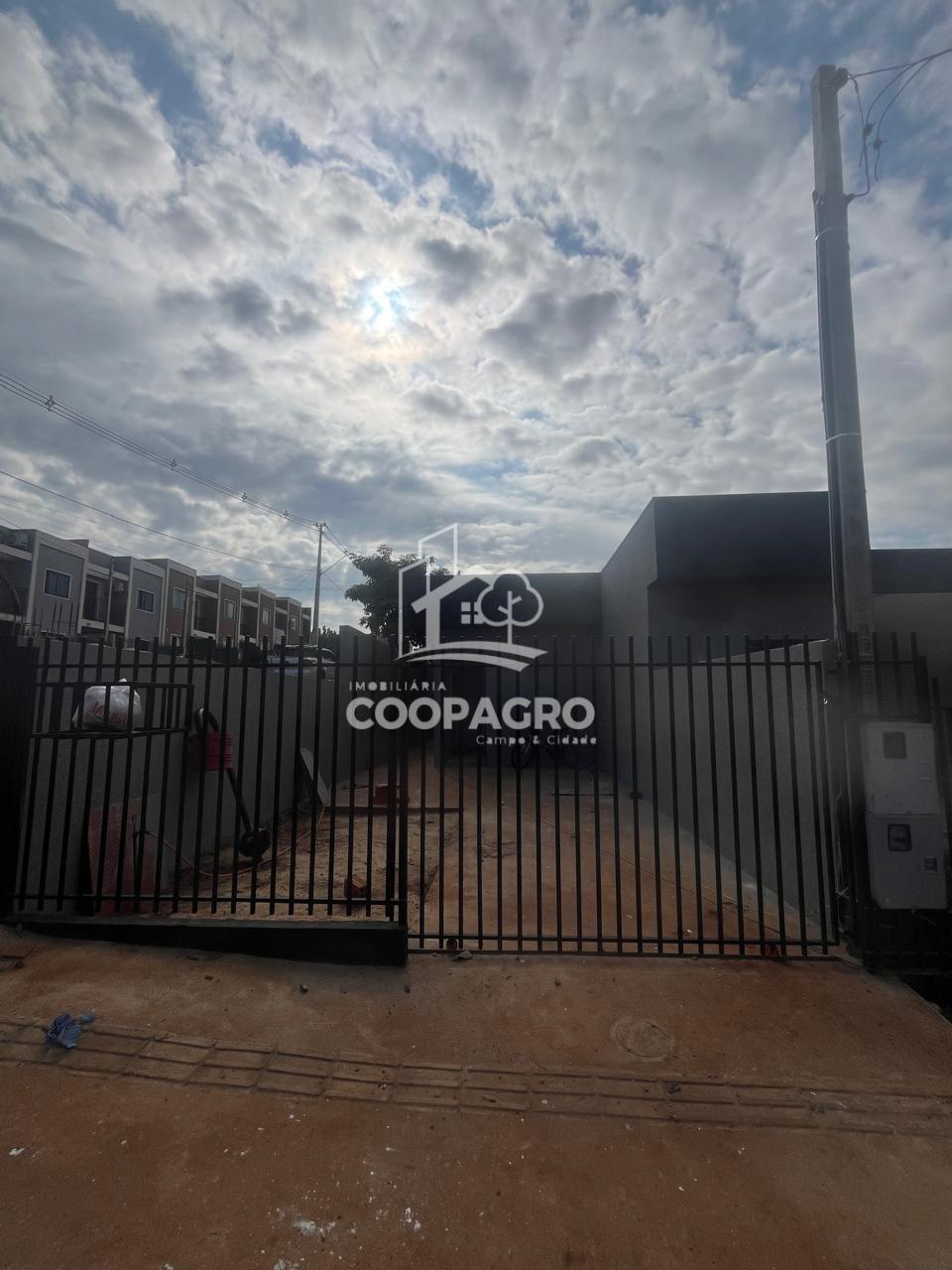 Casa à venda três quartos, próxima do mercado Almayer JARDIM P...