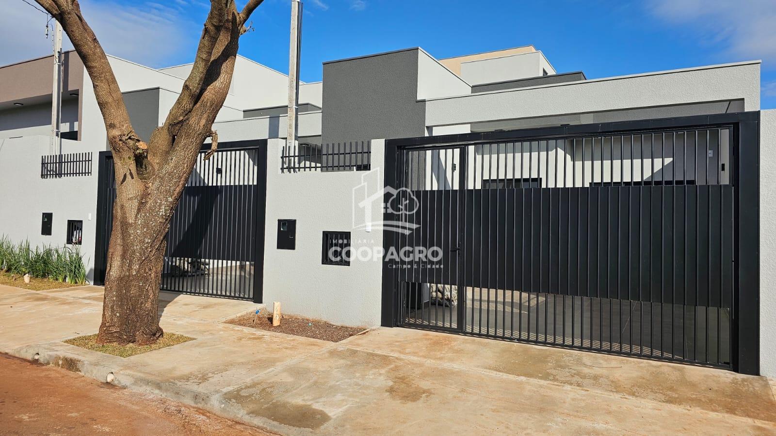 Casa localizada no Bairro Tocantins - Toledo - PR. Com dois do...