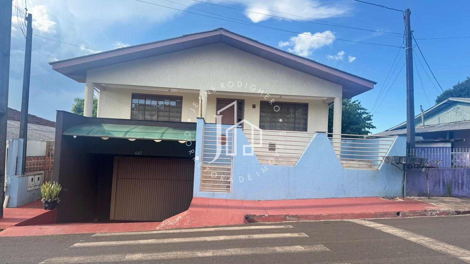CASA A VENDA NO BAIRRO MADALOSSO, COM EXCELENTE VISTA DA CIDADE