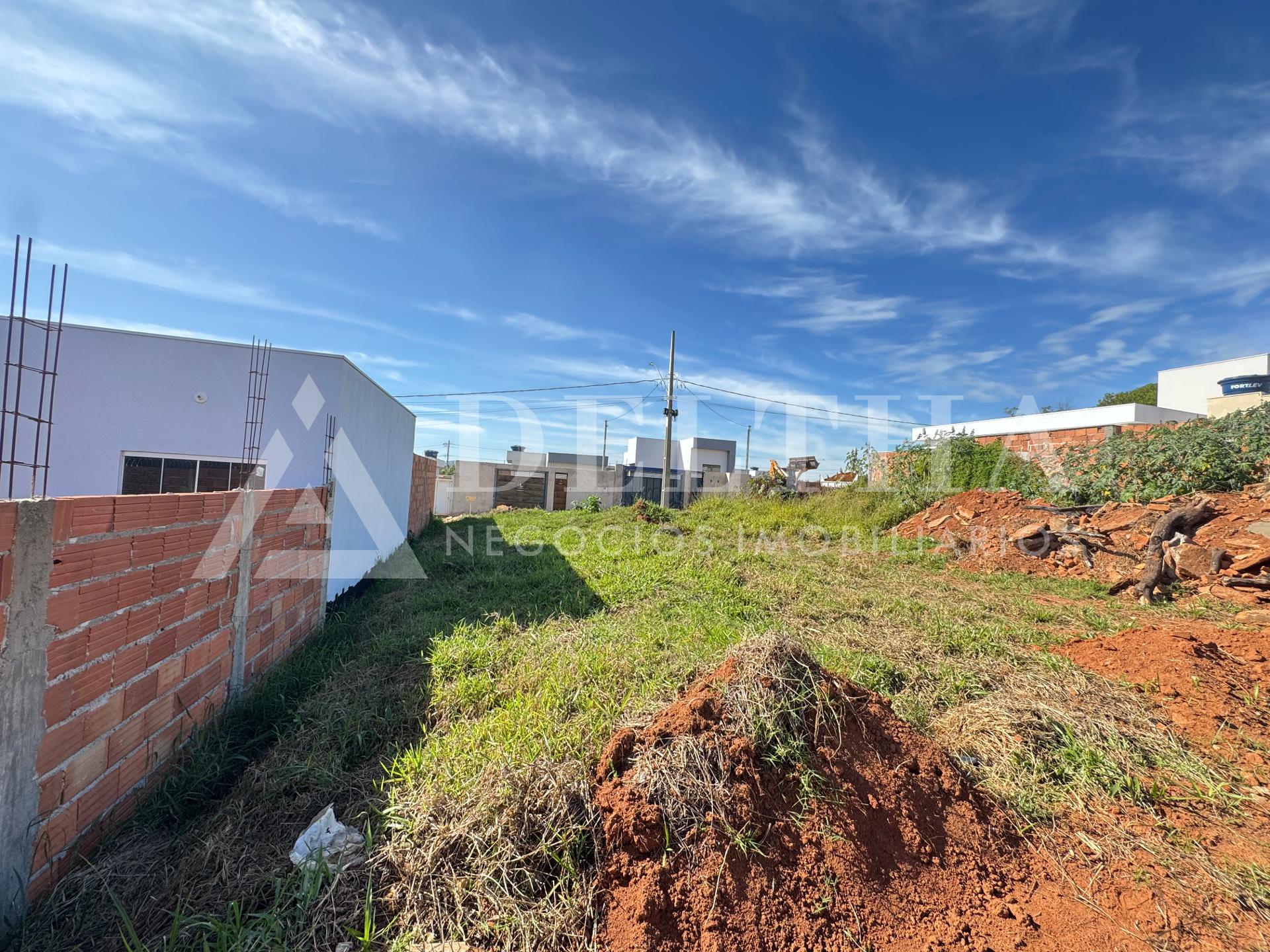 Lote à venda, Jd. Florença, PASSOS - MG murado em uma lateral ...