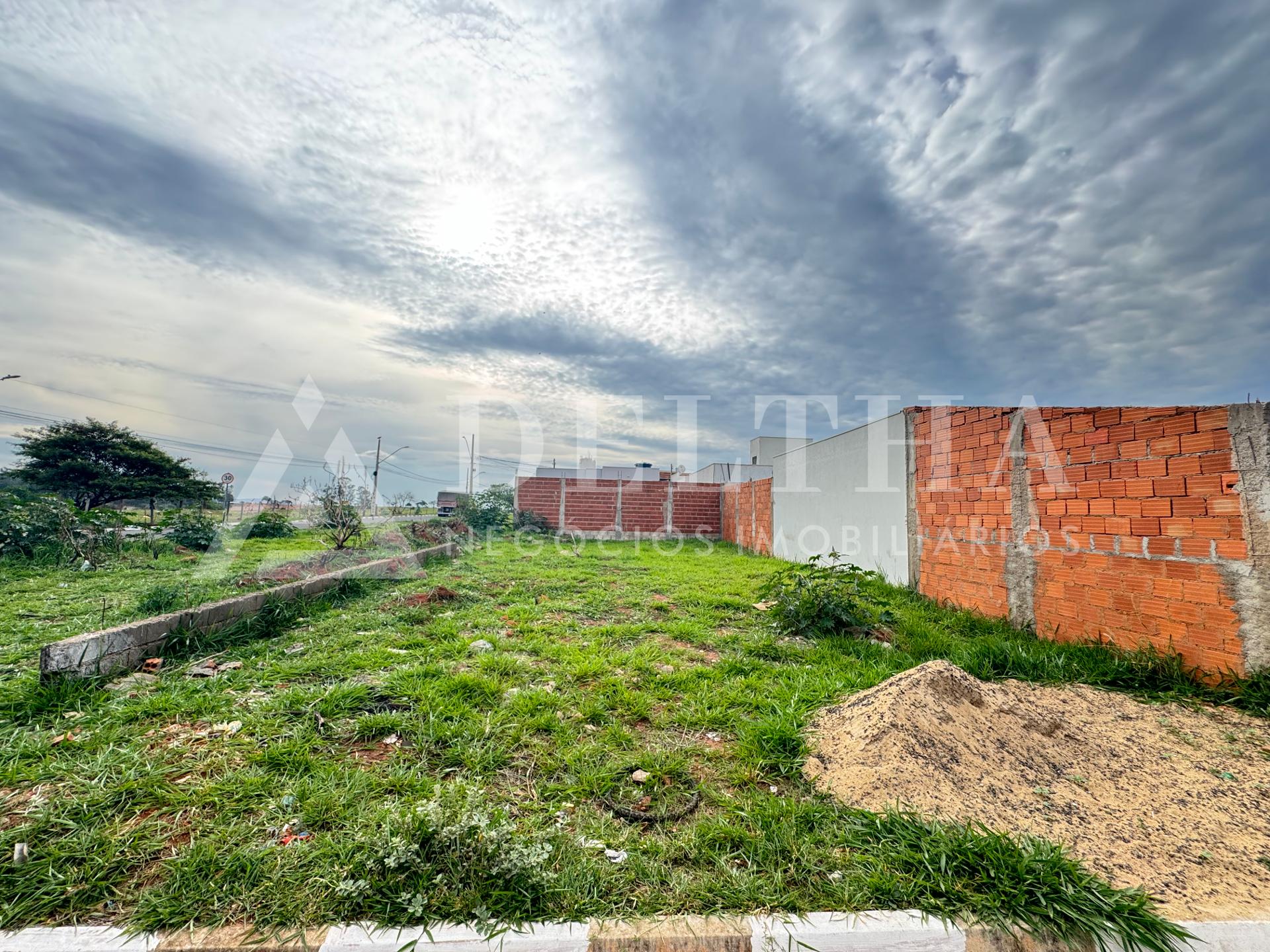 Lote ? venda, Parque tropical, PASSOS - MG parcialmente murado...