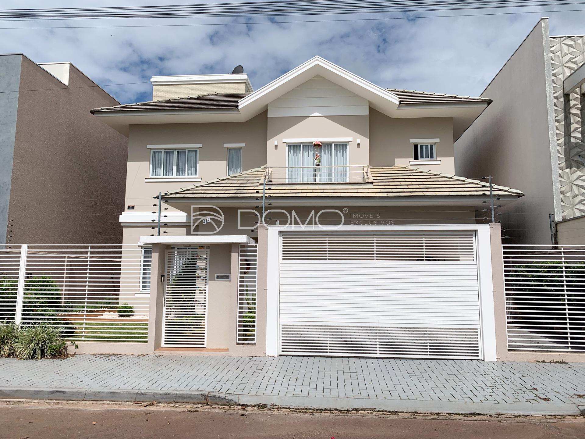 Sobrado à venda com 260m  de área útil, no bairro Gisela, TOLE...