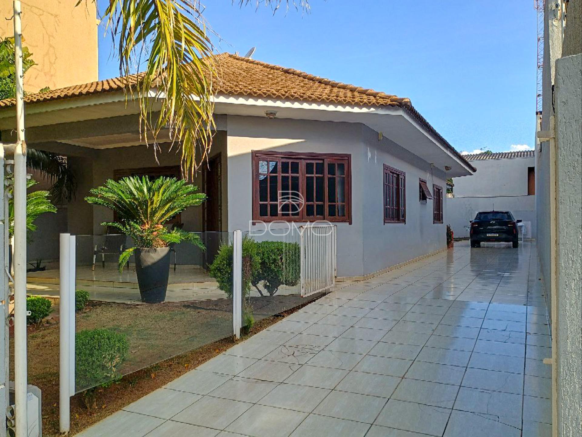 Casa no Universitário, a 300m da Av. Carlos Gomes , CASCAVEL - PR