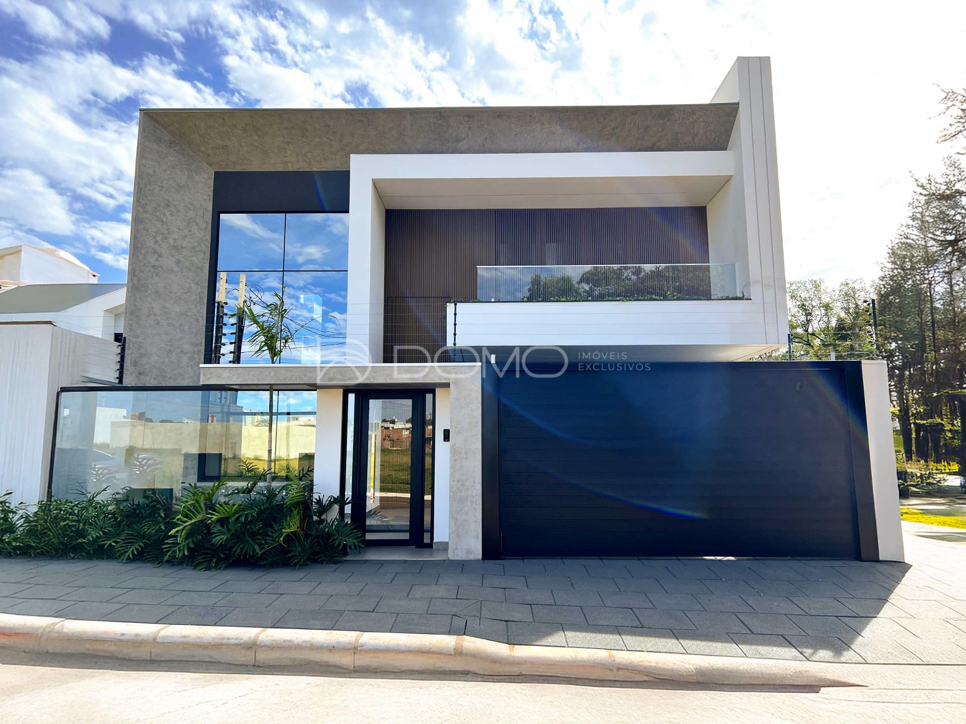 Sobrado com 4 suítes, à venda no Jardim Cassol, em Cascavel-PR