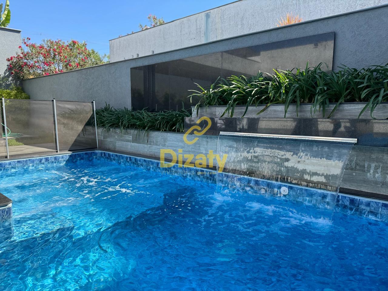 CASA A VENDA COM ARQUITETURA DIFERENCIADA EM CONDOMNIO FECHADO