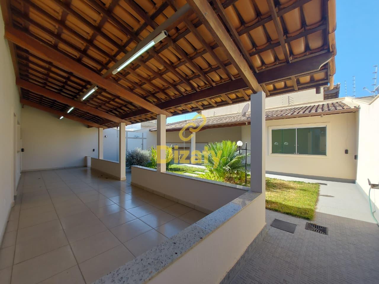 CASA Á VENDA NO BAIRRO BANDEIRANTES COM 4 QUARTOS, SENDO 1 SUITE.
