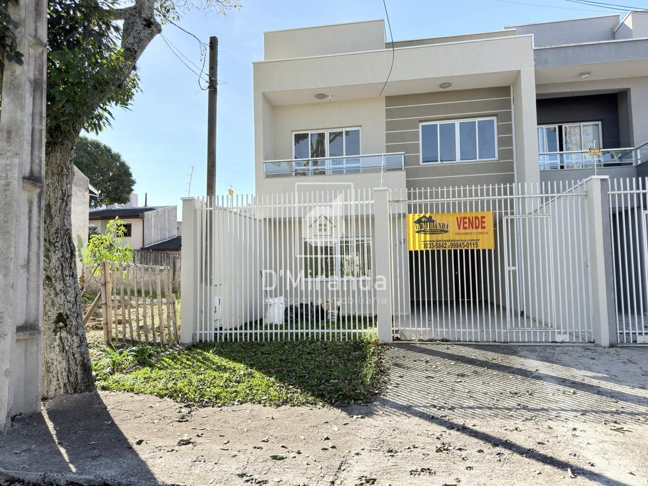 Sobrado à venda em Pineville, Pinhais PR com suíte, closet e á...