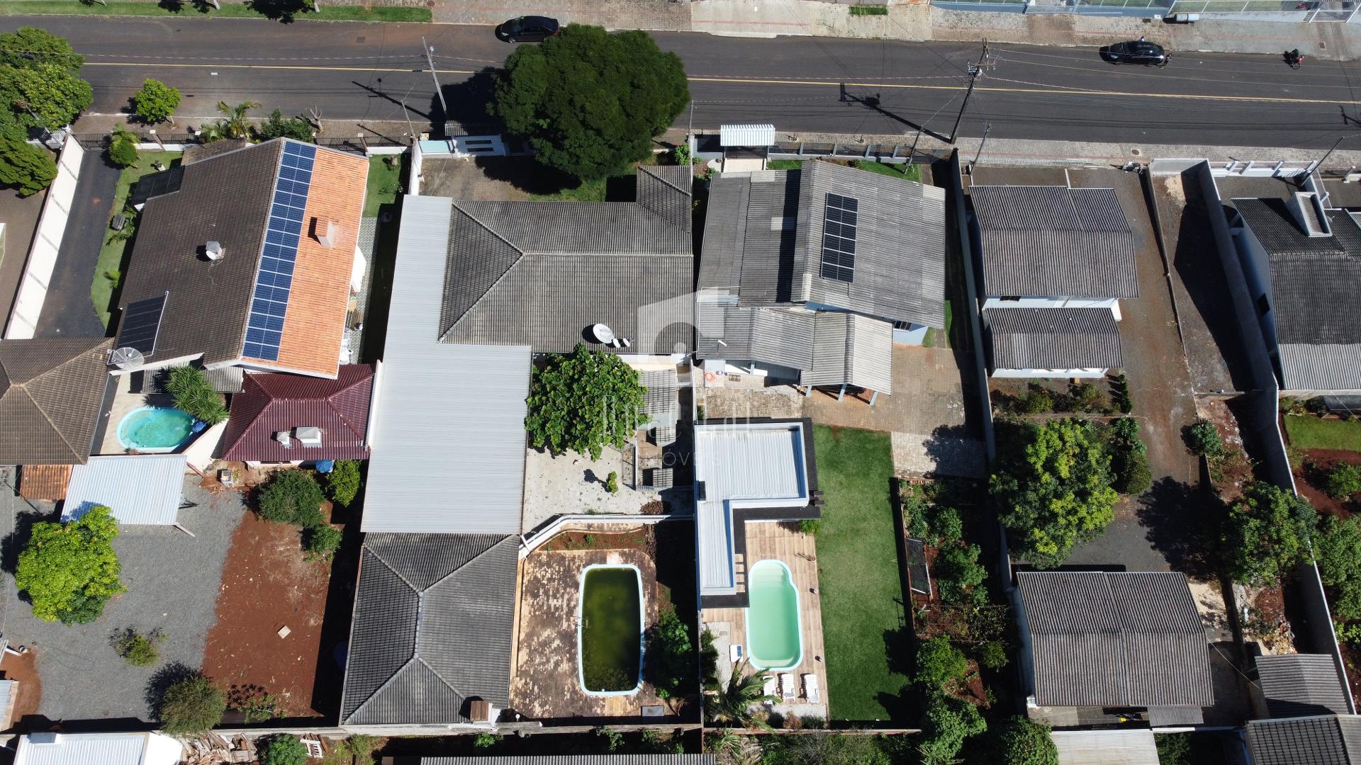 Casa à venda com piscina no Bairro São Francisco de Assis, DOI...