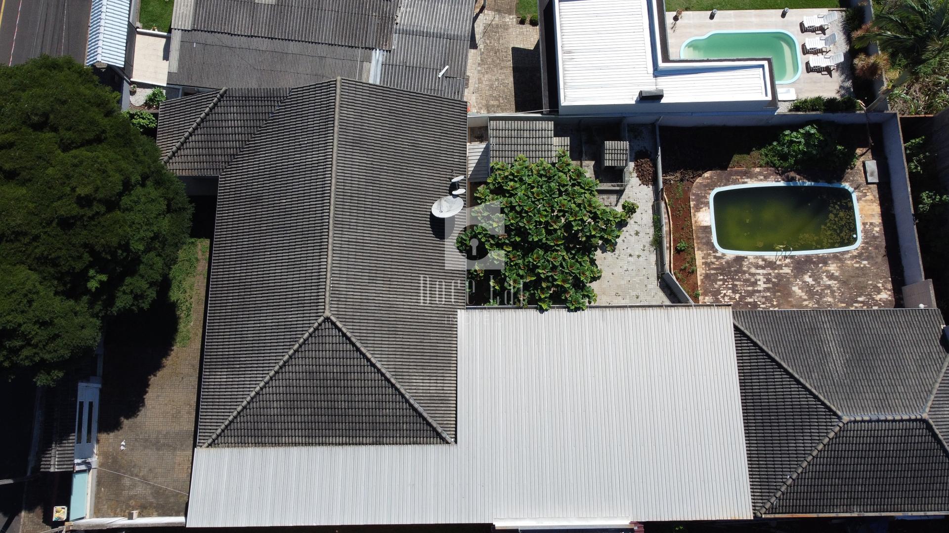 Casa à venda com piscina no Bairro São Francisco de Assis, DOI...