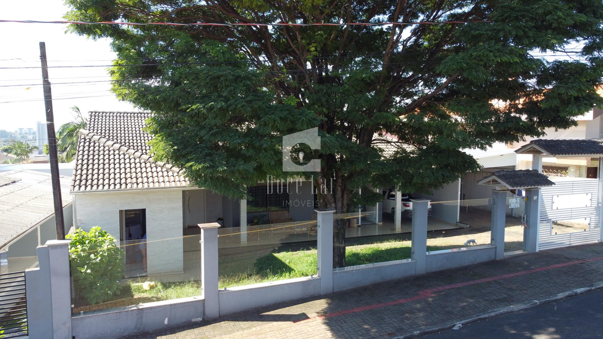 Casa à venda com piscina no Bairro São Francisco de Assis, DOI...