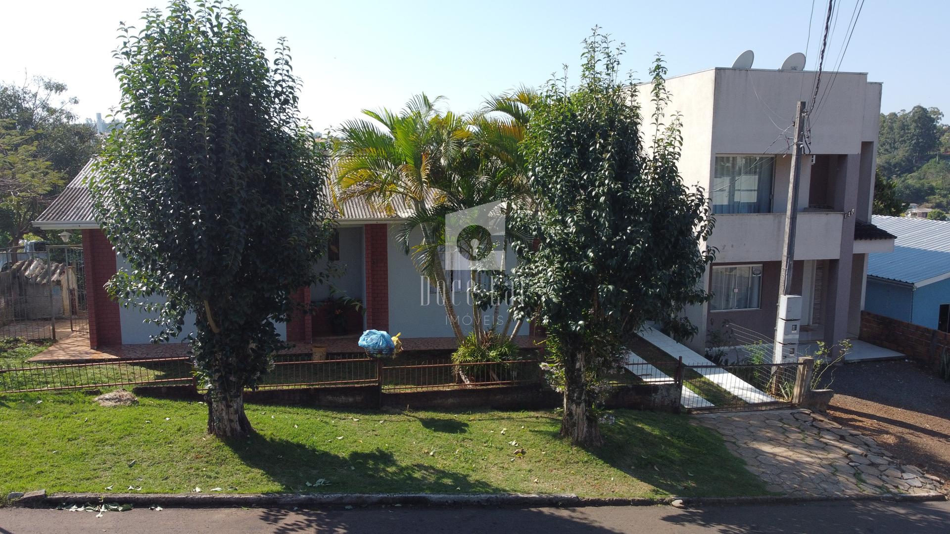 Lote contendo uma casa e um sobrado, São Francisco de Assis, D...