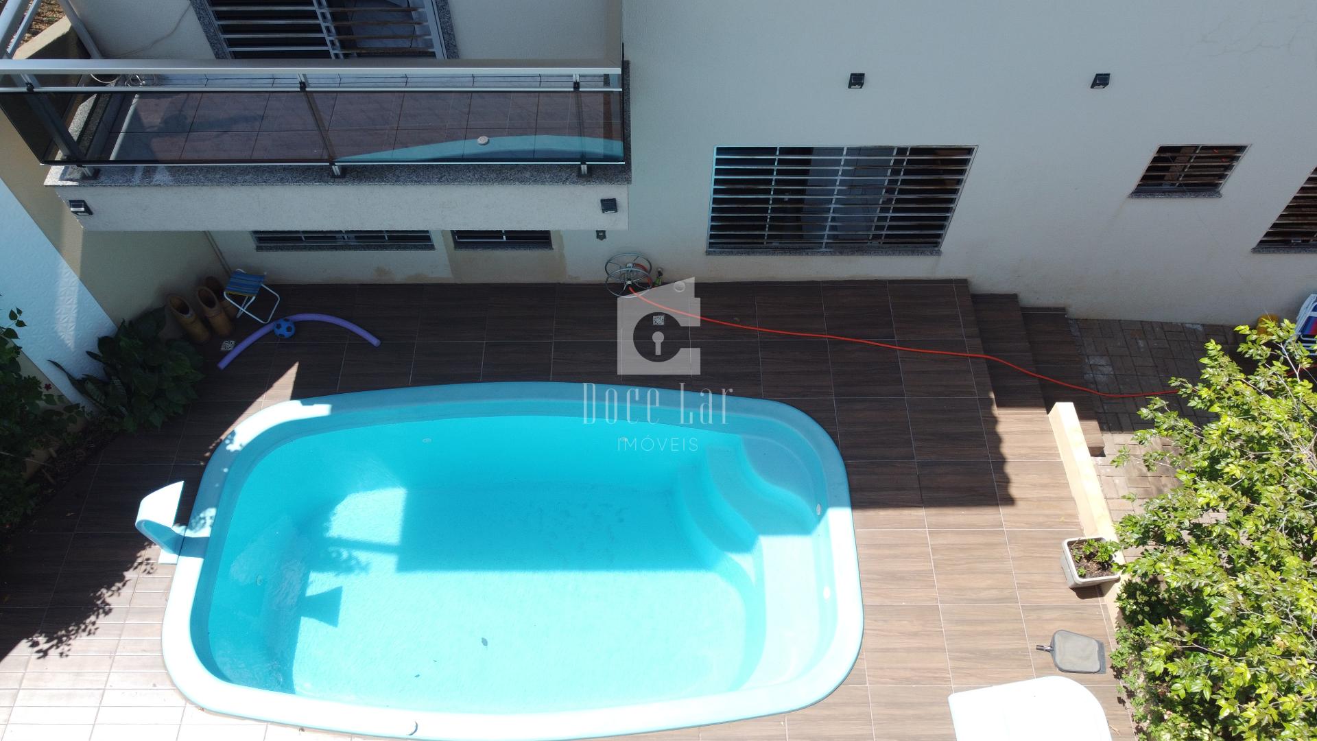 Sobrado com piscina a venda no Bairro São Francisco de Assis, ...
