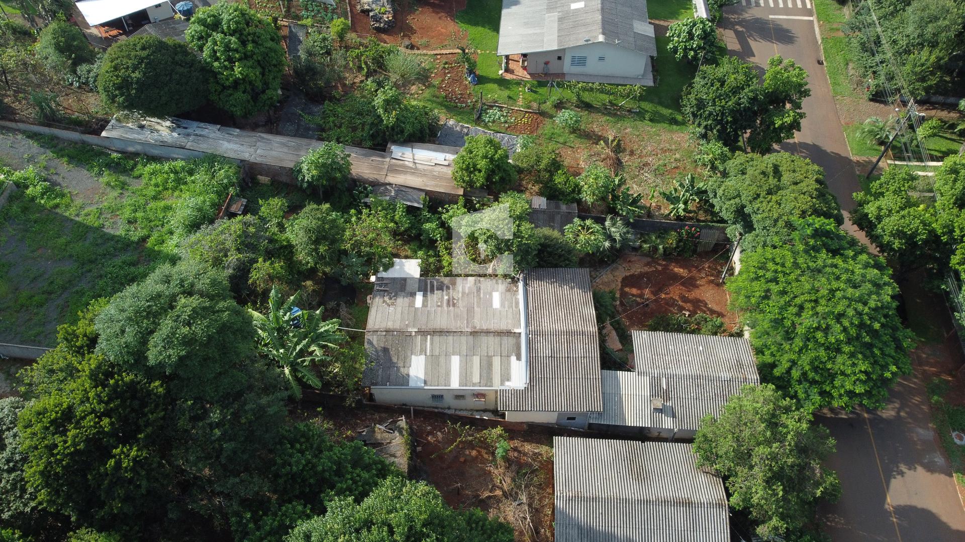 Casa a venda com aprox, 210,00m2 e terreno de 810,00m2.