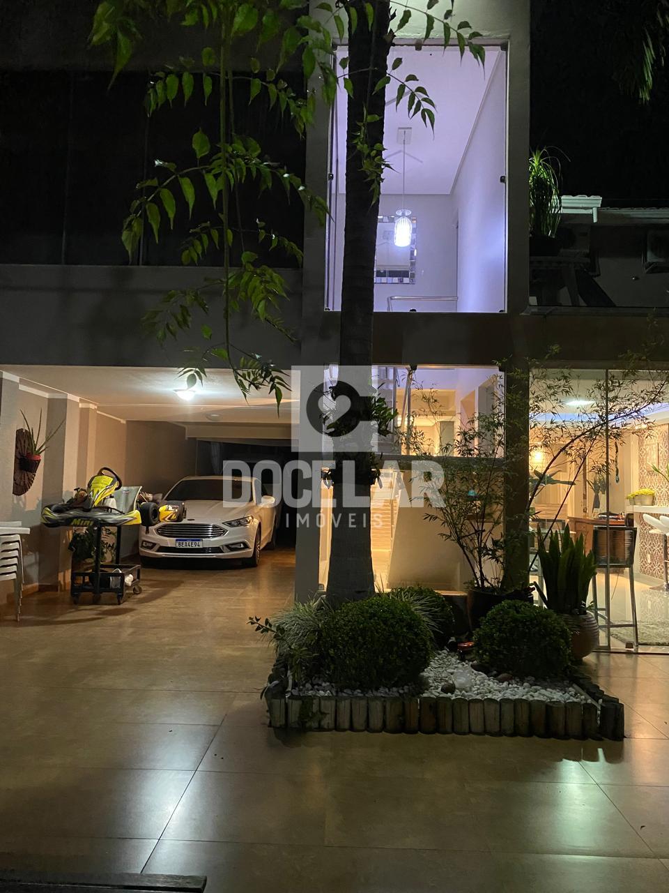 BELÍSSIMA casa com piscina para venda no CENTRO NORTE