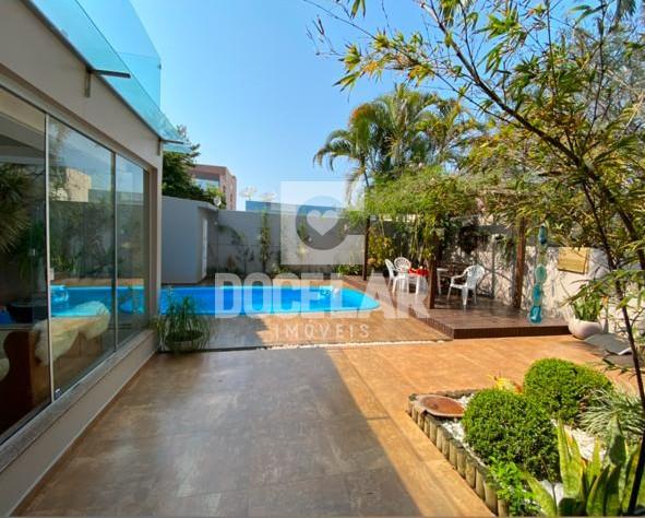 BELÍSSIMA casa com piscina para venda no CENTRO NORTE