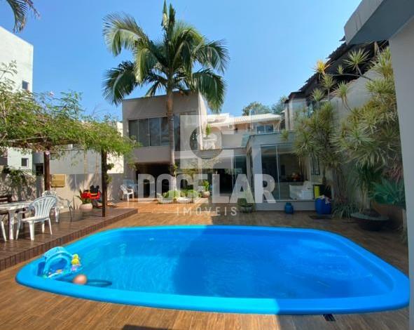 BELÍSSIMA casa com piscina para venda no CENTRO NORTE