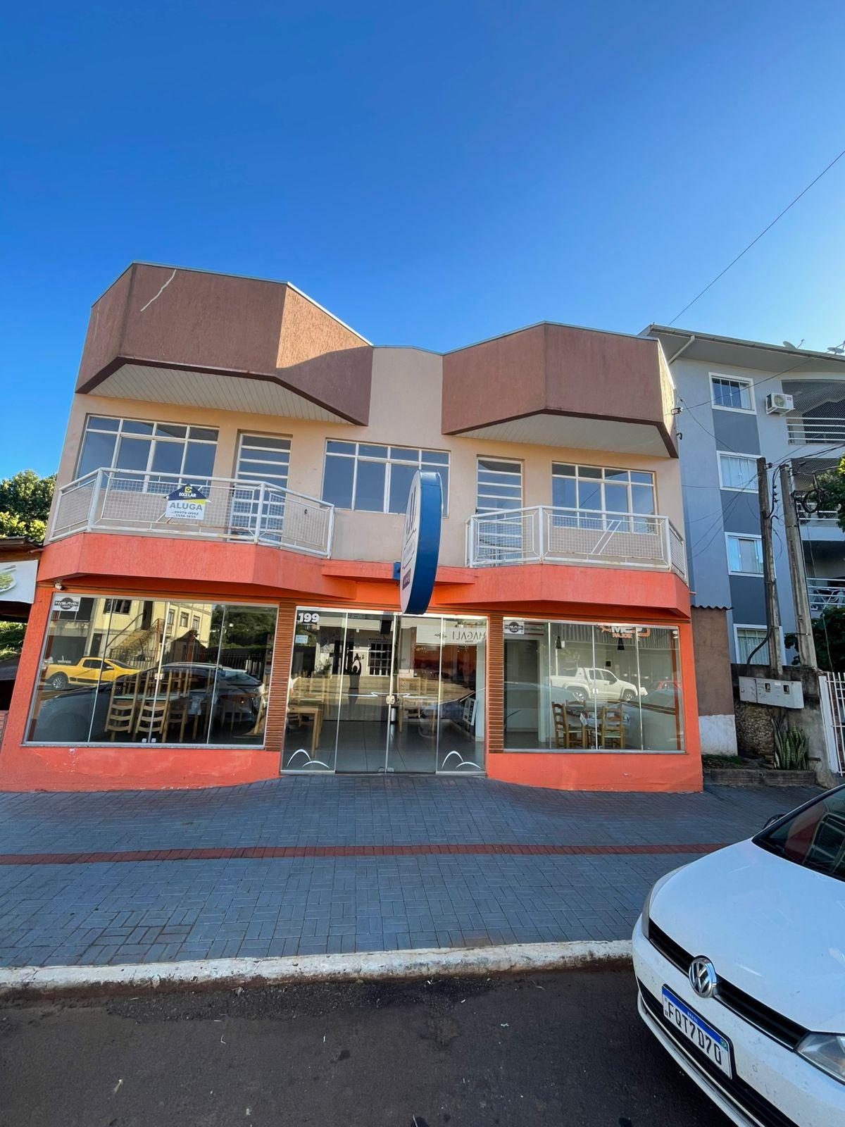 Apartamento amplo e bem localizado, sem condomínio.