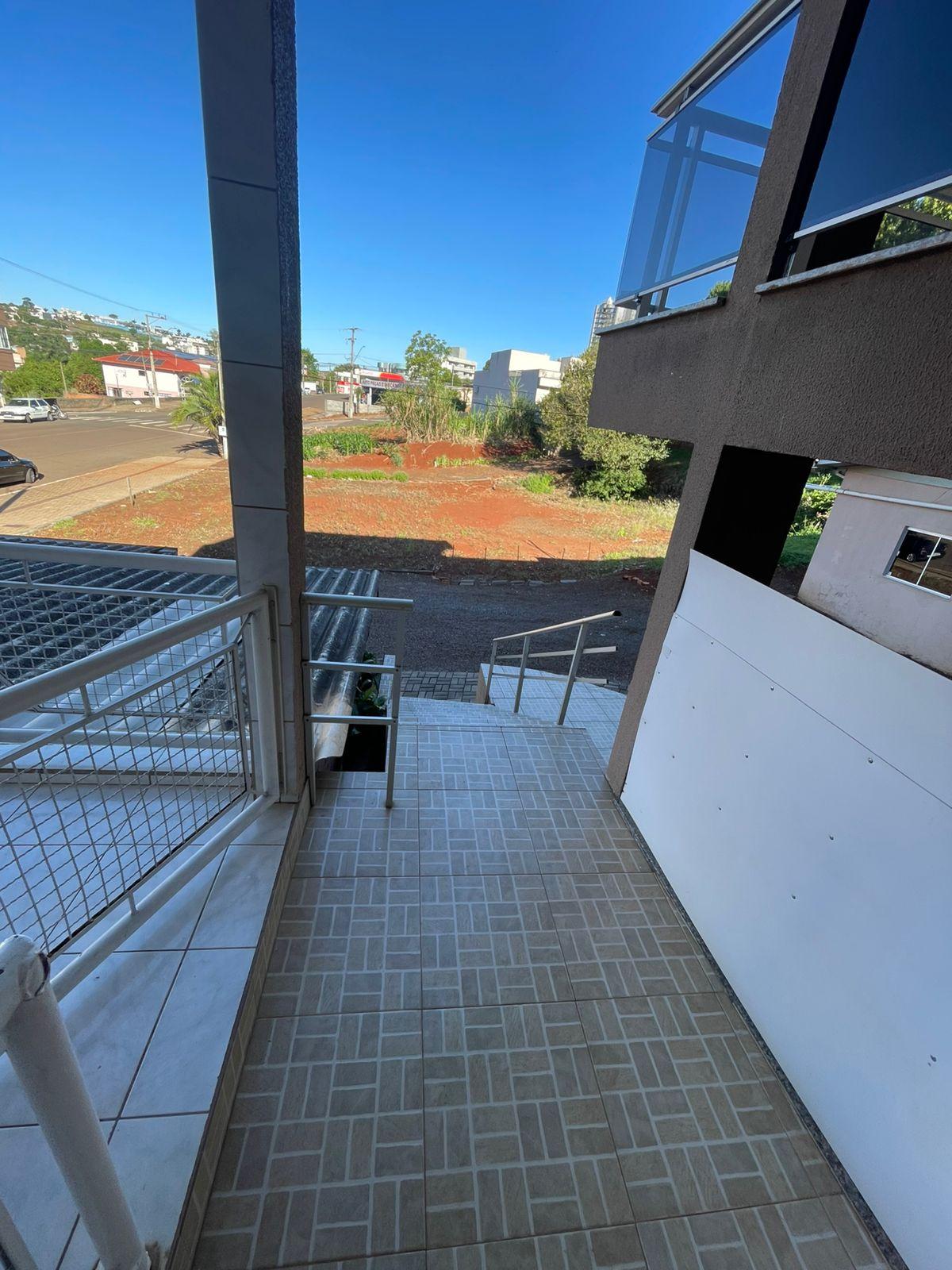 Apartamento amplo e bem localizado, sem condomínio.