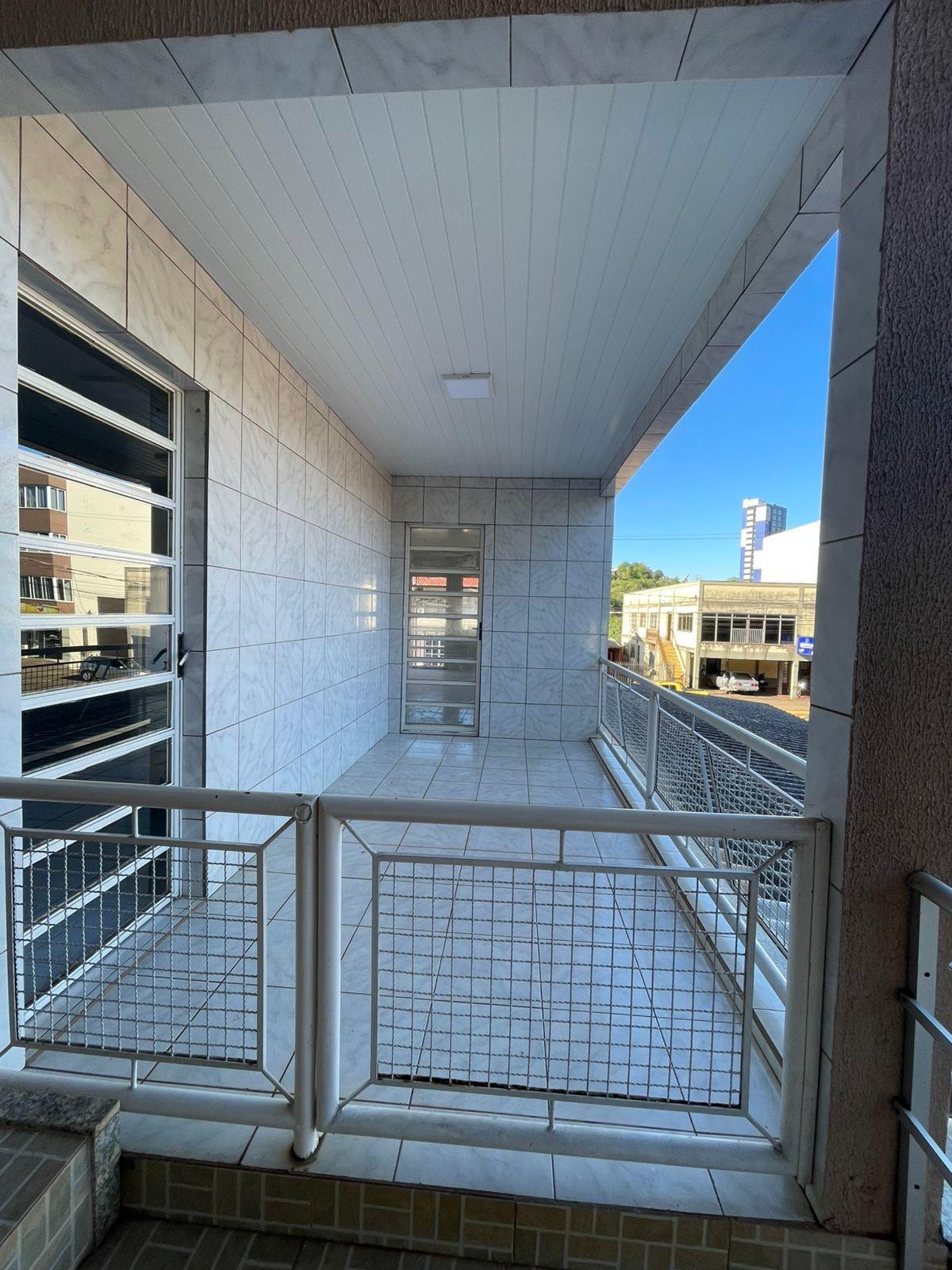 Apartamento amplo e bem localizado, sem condomínio.