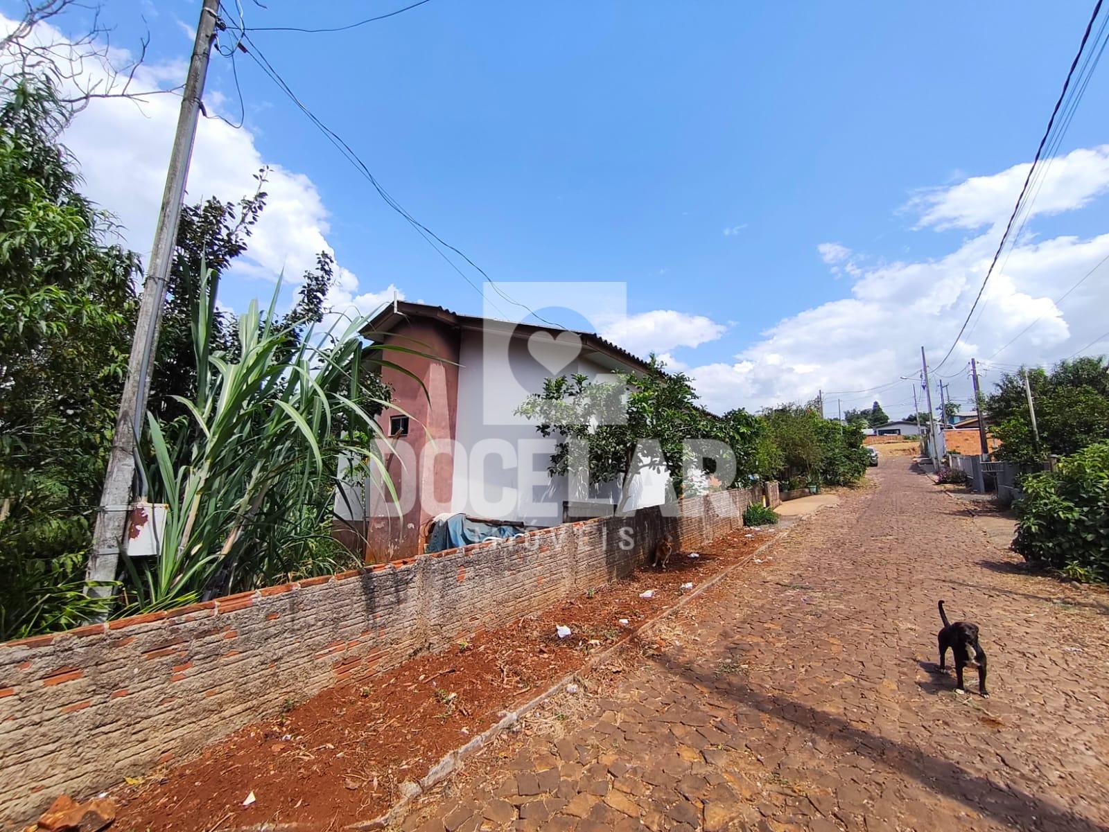 Casa à venda próxima ao Colégio Monteiro Lobato, DOIS VIZINHOS...