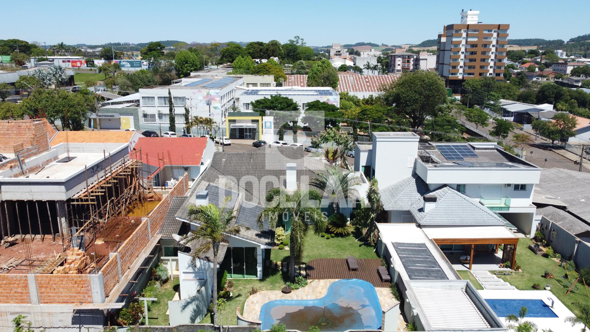 Casa de Alto Padrão Mobiliada com Piscina e Amplo Terreno, Doi...