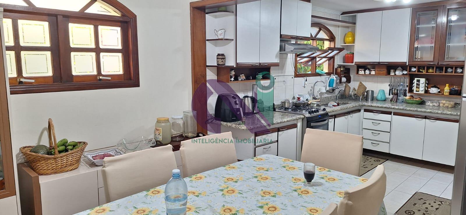 Sobrado 194m | 3 quartos sendo 1 suíte | 2 Vagas de garagem - ...