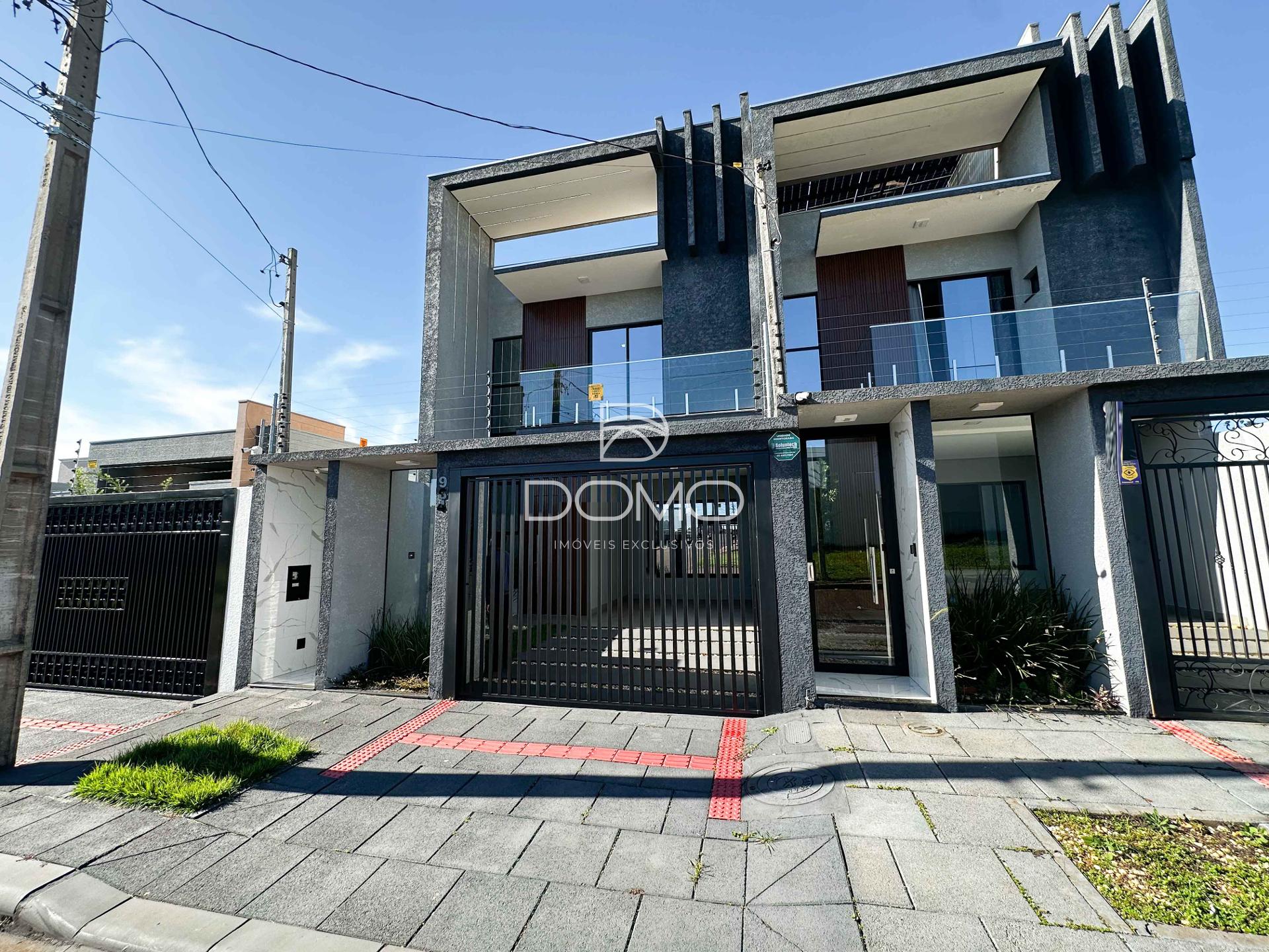 Sobrado com 3 su?tes no Bairro Tropical 3, CASCAVEL - PR