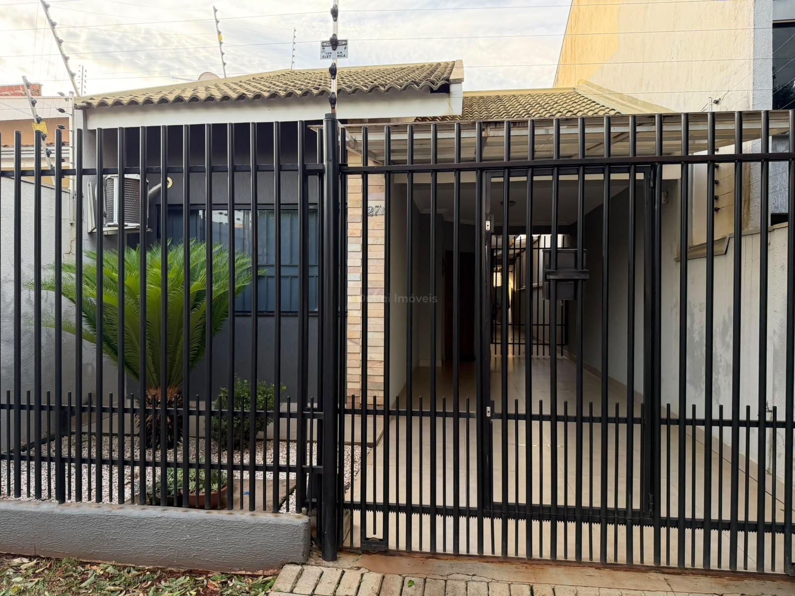 Casa à Venda com 03 Quartos, Suíte, Churrasqueira e 2 Vagas