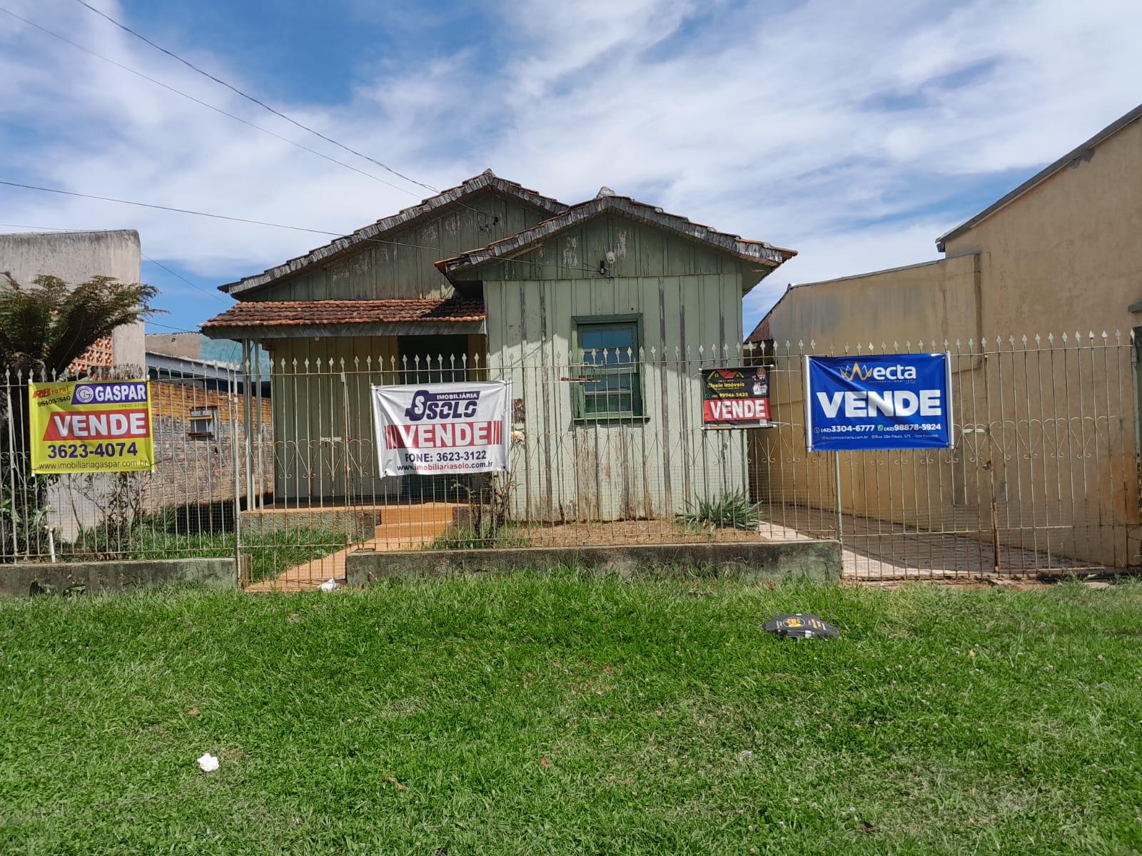 CASA EM MADEIRA COM ÓTIMO TERRENO MEDINDO 10.00X40.00 CASA MED...