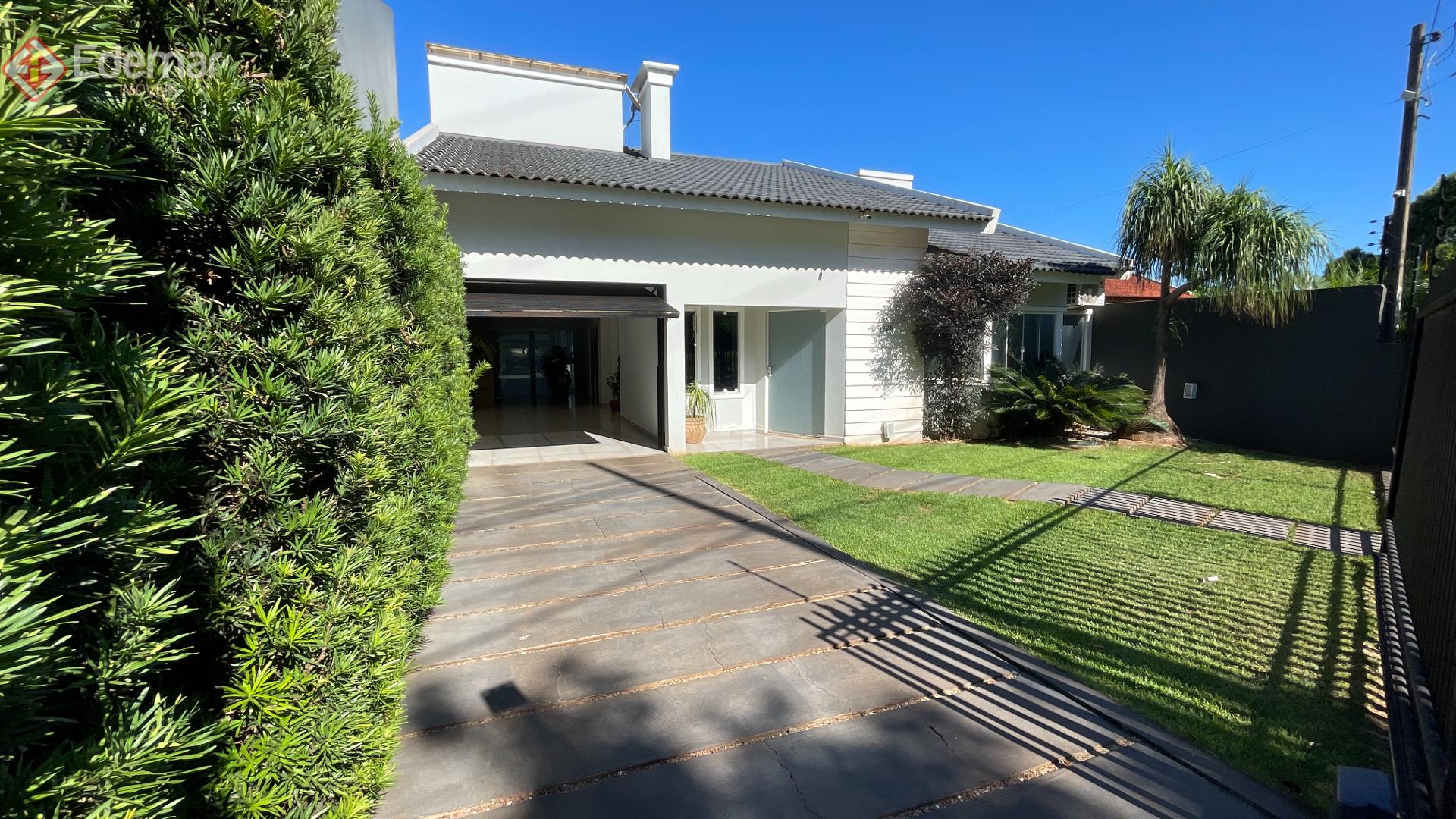 CASA DE ALTO PADRÃO PRÓXIMO AO LAGO MUNICIPAL.
