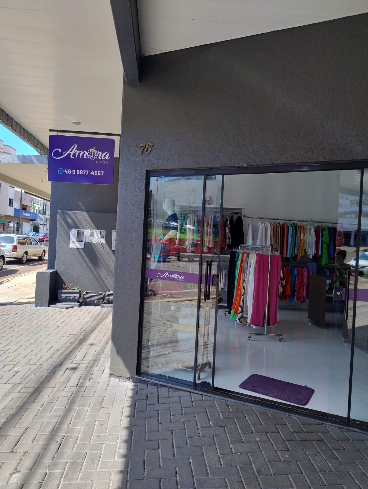 LOJA DE ROUPAS FEMININAS E MASCULINAS, COM LINDOS MODELOS, CEN...