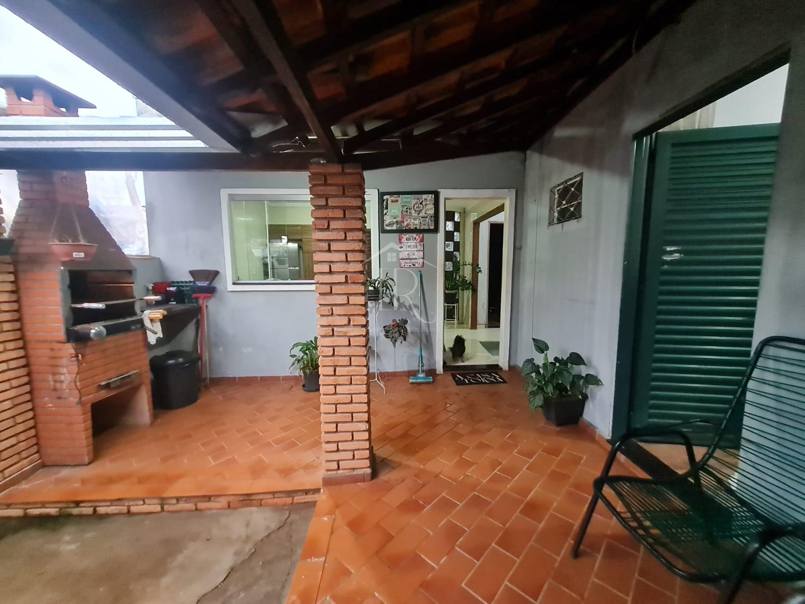 CASA COM EDÍCULA À VENDA NO BAIRRO VERONA.