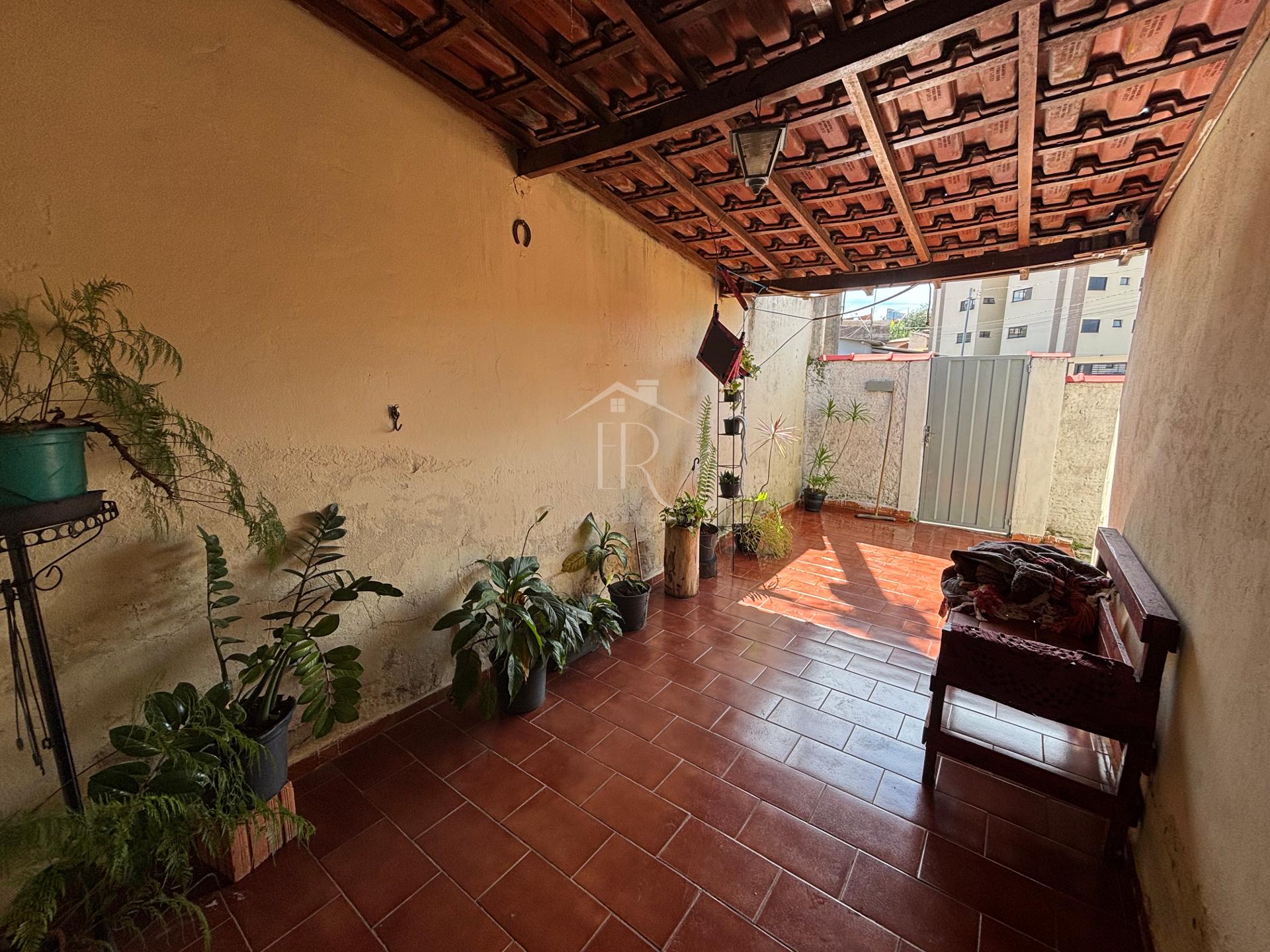 CASA COM 4 QUARTOS, TERRENO AMPLO E LOCAL VALORIZADO, VILA RADAELLI, SAO SEBASTIAO DO PARAISO - MG