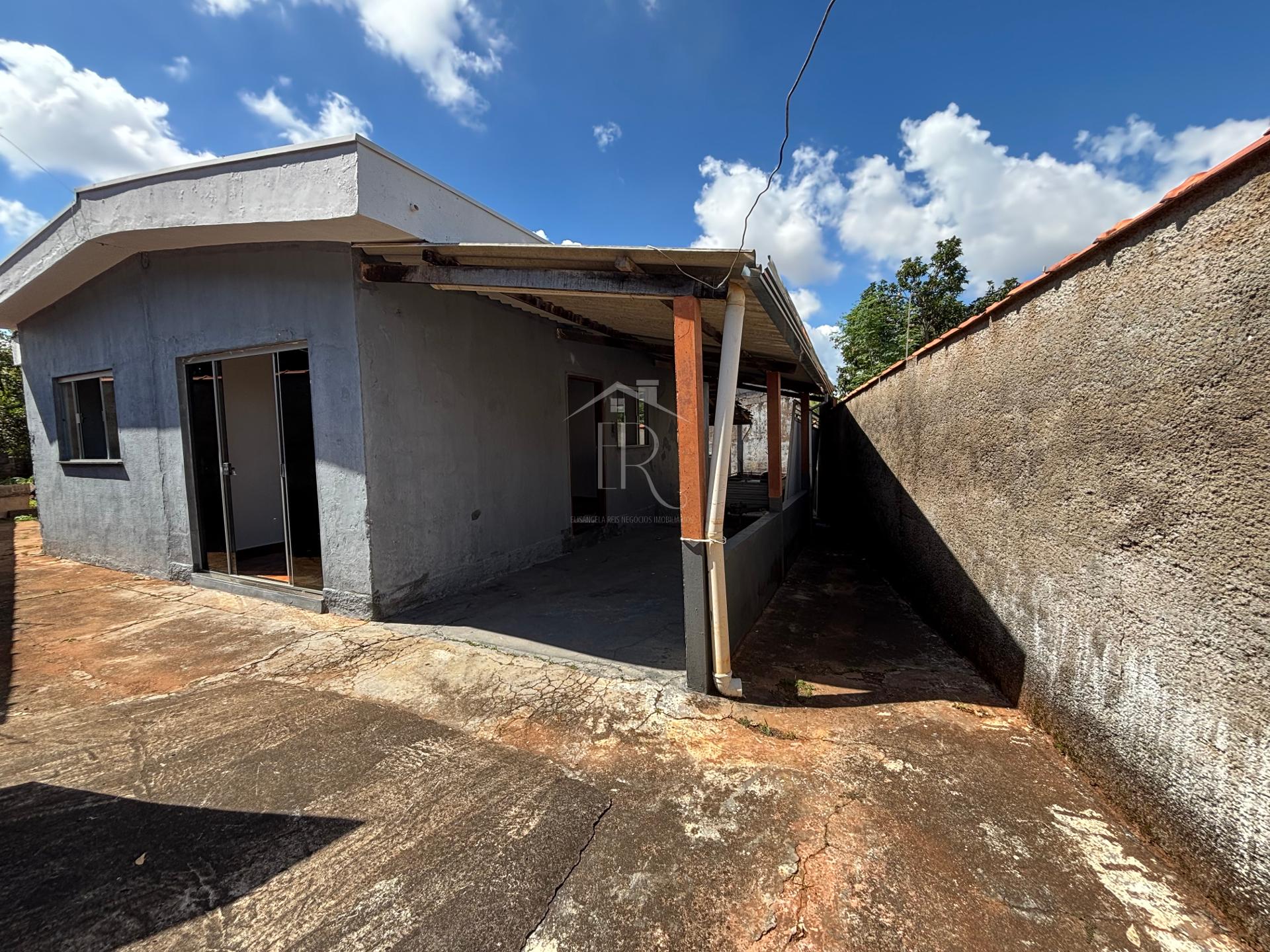 CASA COM 4 QUARTOS E AMPLO TERRENO NO SÃO JUDAS, SÃO SEBASTIÃO DO PARAÃSO - MG