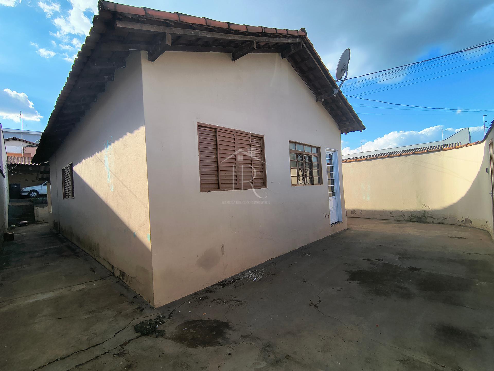Ótima casa de 3 quartos, terreno 300m2, esquina ,no São Sebastião,SAO SEBASTIAO DO PARAISO - MG