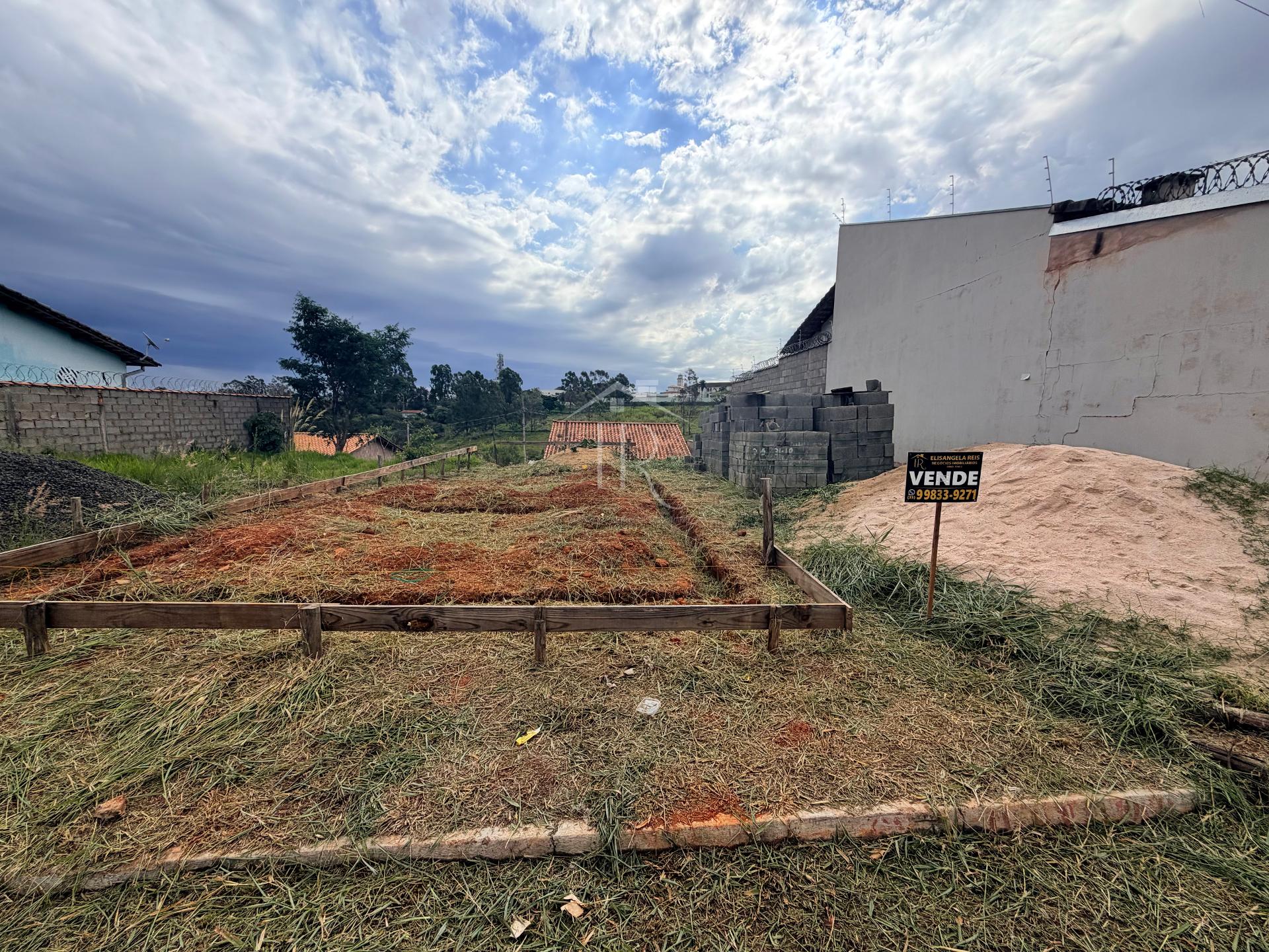 Terreno de 200 mÂ² Ã  venda no Belvedere por R$ 85 mil possui 10 mil de materiais