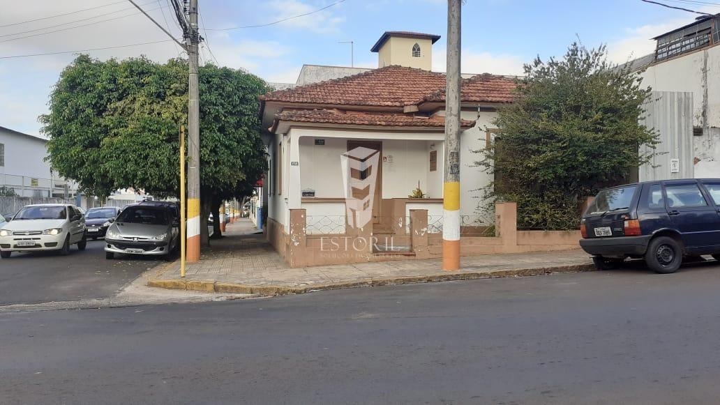 CASA Á VENDA, EM ÓTIMA LOCALIZAÇÃO.