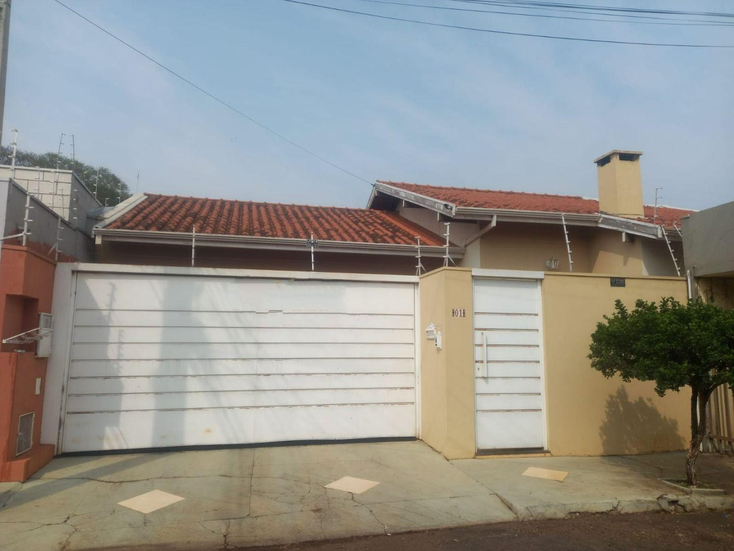 CASA Á VENDA, EM ÓTIMA LOCALIZAÇÃO